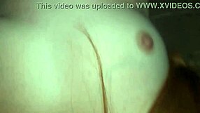 sexo caseiro no sofá da sala com creampie na buceta raspada