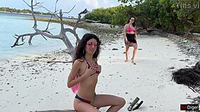 Duș auriu pe fața frumuseții la plaja publică