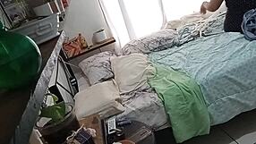 Maestra milf gordibuena haciendo la limpieza del cuarto enseña tanga