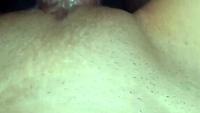 sexo caseiro no sofá da sala com creampie na buceta raspada