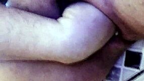 Gotowa na moją rękę na twojej gorącej cipce?