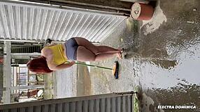 Contratei Essa Empregada para Ajudar na Obra Ela é Muito Safada Deixa Todo Mundo Babando de Tesão Essa Bunda é Incrível Pessoalmente