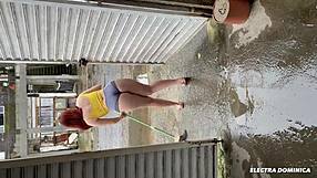 Contratei Essa Empregada para Ajudar na Obra Ela é Muito Safada Deixa Todo Mundo Babando de Tesão Essa Bunda é Incrível Pessoalmente