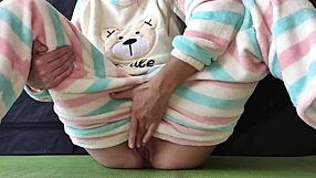 Look at this teen in pajamas masturbating hard and squirting!