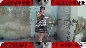 Jeg tager hendes trusser af og giver hende en god behandling mod væggen