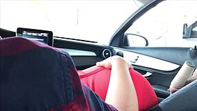 mamandole la verga al novio de mi amiga en el automóvil, so risky