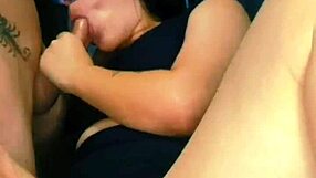 marido leva novinha para o amigo foder