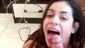 Novinha s trdimi malimi joškami me je ujela pri drkanju in močno prijela moj kurac