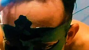 marido leva novinha para o amigo foder