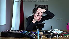 Wendy Moon si upravuje make-up po divokej noci v zákulisí