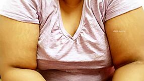 Сексуальная азиатская девушка с большими сиськами в горячей встрече