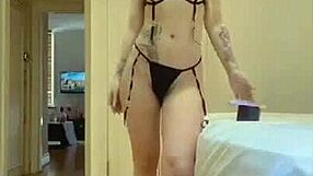 くそ、18+の小さなマイクロビキニでアリアナがシェイクしてる！