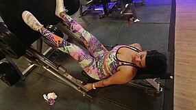 Na Academia Sem Calcinha Treinando Com Tesão E Grande Pau!