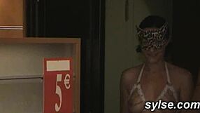 Bukkake au cinema pour 2 milfs exhib avant une partouze au tennis