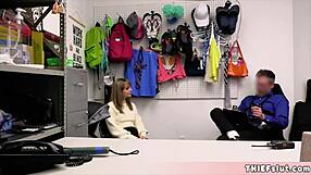 Roztomilá blond krádežnice chycená u obrováků dild v sexshopu