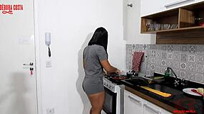 quem n�o gosta de transar na cozinha confira essa gozada gostosa na beira da pia