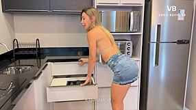 Inocente Inquilino Encuentra a la Más Puta de las Agentes Inmobiliarias en Parodia