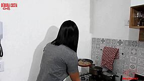 quem n�o gosta de transar na cozinha confira essa gozada gostosa na beira da pia