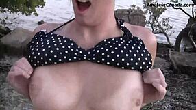 Flashing Striptease junge blonde Schlampe im Bikini am Strand, so heiß!