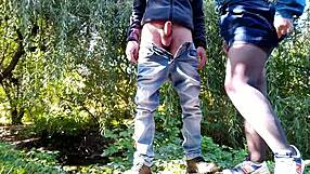 Мачеха спасает пасынка грязной дрочкой впервые на открытом воздухе в извращенном моменте