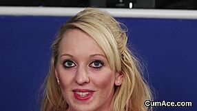 Sexet model får sæd skudt i ansigtet mens hun suger