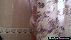 Nevlastní sestra na kolenou saje ptáka