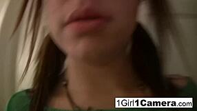 الجذابة أليس بيل تفرك كسها وطيزها في سيناريو سولو كلوز أب