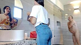 Knullede doggy i badeværelset med latina'ens perfekte røv - tog hende på hotel for vild nat