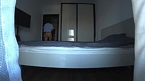 Manželka podvádza s manželovým najlepším priateľom, dostáva anál doma