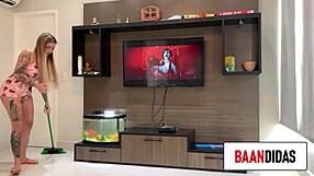 Zorra brasileña provoca para follar coño húmedo