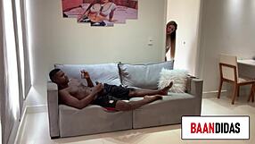 Zorra brasileña provoca para follar coño húmedo