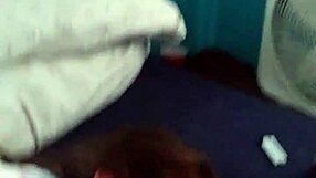 Férj ujjal dugja a szűk puncit és seggét a kocka barna feleségének - Hallgasd, ahogy nyög