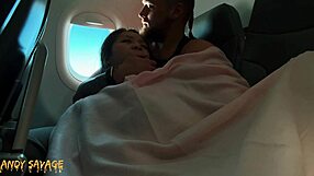 飞机上公开手指亚洲美女