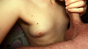 Nevlastní sestra kývne na vzájemnou masturbaci pro mokrou vzrušení.