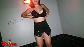 fudendo escondido na casa de swing with braces and natural tits