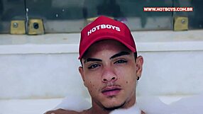 fodendo o novinho gostoso na banheira de casa?