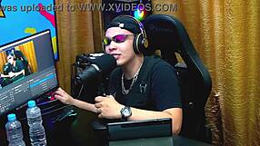 Flora vip gets comfortable on podcast showing tits - podcast popum no barraco