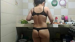 Ojala no se entere la vecina que la grave cuando estaba haciendo la comida que chica tan sabrosa y yo me masturbe mientars la vehia