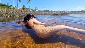 Bruninha Fonseca, Joao O Safado ile çıplak plajı keşfeder