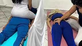 Novia seduced during couple massage beside cuckold boyfriend in jav?