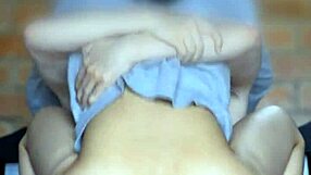 sus miradas se entrelazaron en un juego de seducción irresistible