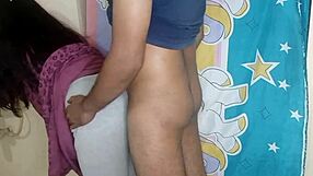 近所のオバサン、助けと引き換えに裏庭で激しいファック