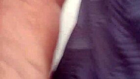 Estava chupando a rola no mictório e flagrei! 😏