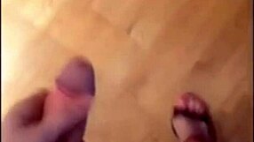 बड़े लंड वाली शीमेल वेबकैम पर कब्जर सहलाती है