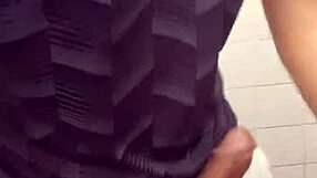 Estava chupando a rola no mictório e flagrei! 😏