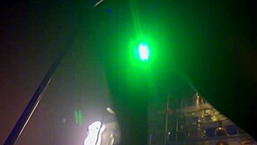 Skupina jebe tesno pičko pri gloryhole-u z fistingom in davljenjem