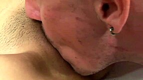 Azjatycka przyrodnia siostra błagała o głęboki wytrysk w cipkę