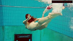 Chlpatá ryšavá poľská tínedžerka nahá pod vodou v bazéne