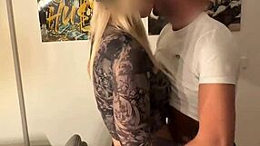 ich fick meine heiße ehefotze auf dem esstisch, lutsch ihre tits und spritz in ihre geile muschi ab. willst du das sehen?