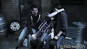 Три молодых гея целуются дико перед интенсивным анальным трахом в хардкор сессии